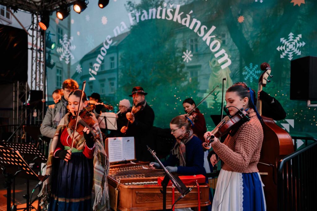 Detskí hudobníci a hudobníčky vystupujú počas Sviatkov na Františkánskom